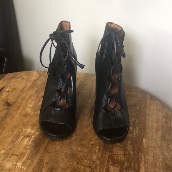 Frye lace up leather heels with leather laces/tassels. Excellent condition, 7.5 - Picture 12 of 14